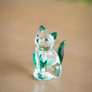 Gato de cristal verde