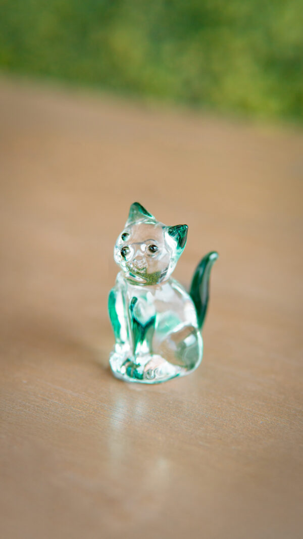 Gato de cristal verde