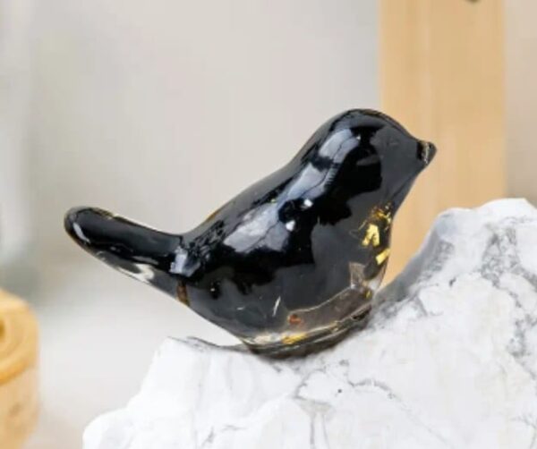 Pajarito de resina negro