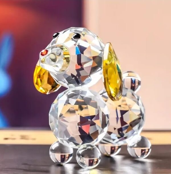Perro salchicha de cristal con orejas amarilla