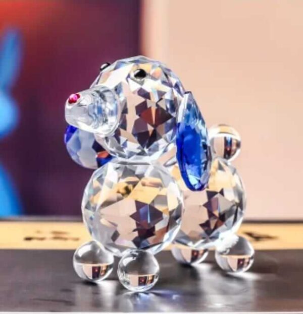 Perro salchicha de cristal con orejas azules
