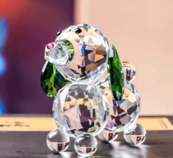 Perro salchicha de cristal con orejas verdes