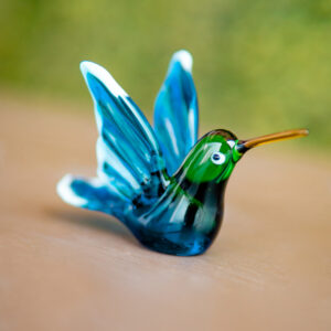 Colibrí pequeño en vidrio soplado